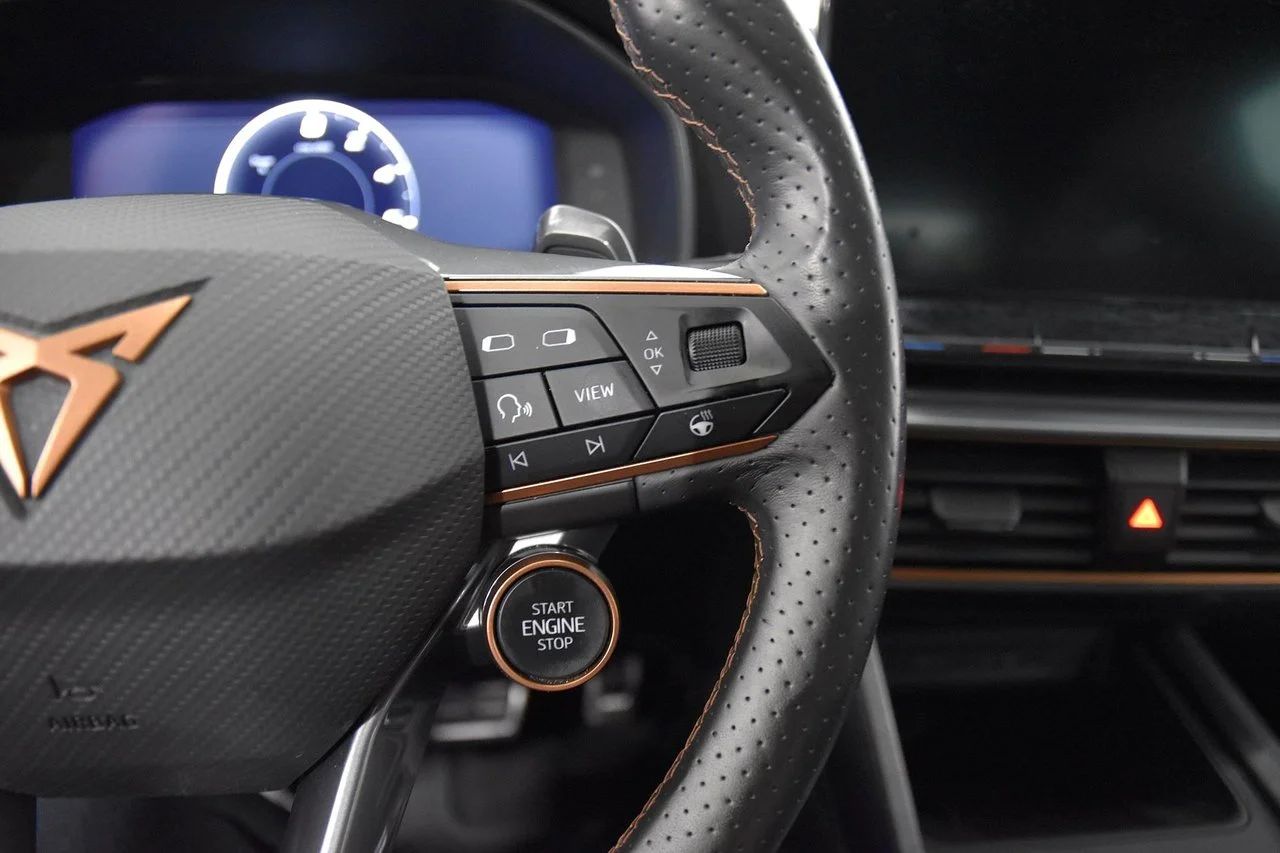 Cupra Leon ST e-Hybrid Drag Cockpit Kamera PDC Rattvärme 245hk – bild 15 av 17