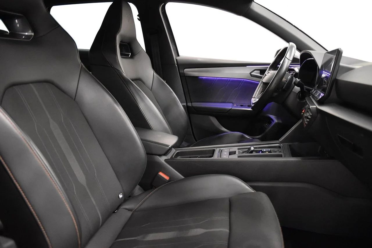 Cupra Leon ST e-Hybrid Drag Cockpit Kamera PDC Rattvärme 245hk – bild 9 av 17