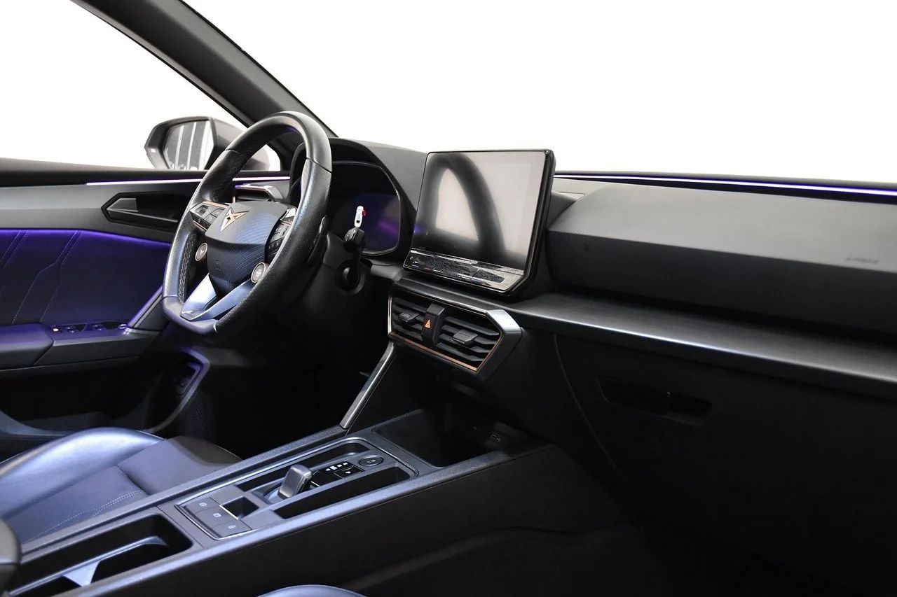 Cupra Leon ST e-Hybrid Drag Cockpit Kamera PDC Rattvärme 245hk – bild 11 av 17