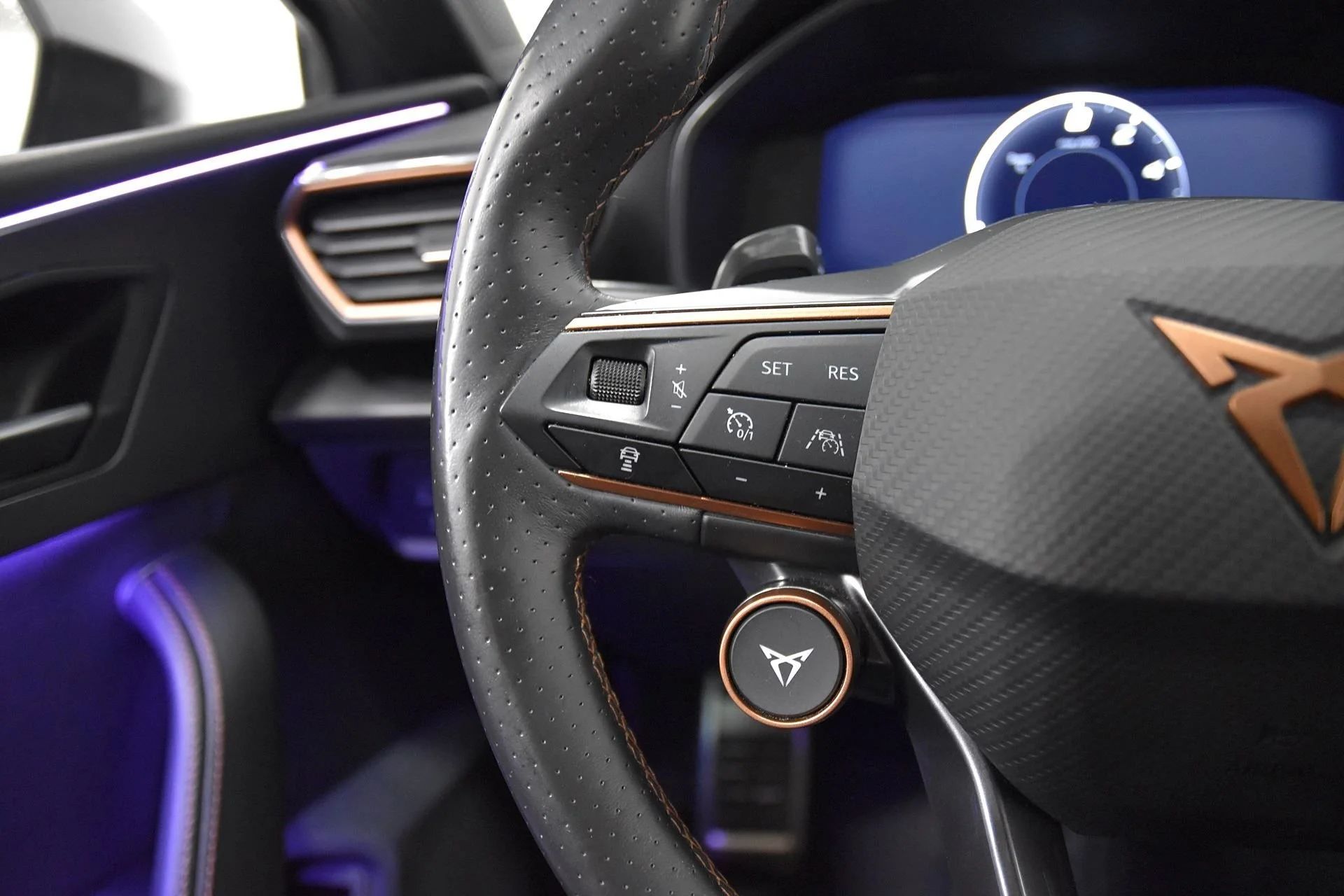 Cupra Leon ST e-Hybrid Drag Cockpit Kamera PDC Rattvärme 245hk – bild 14 av 17