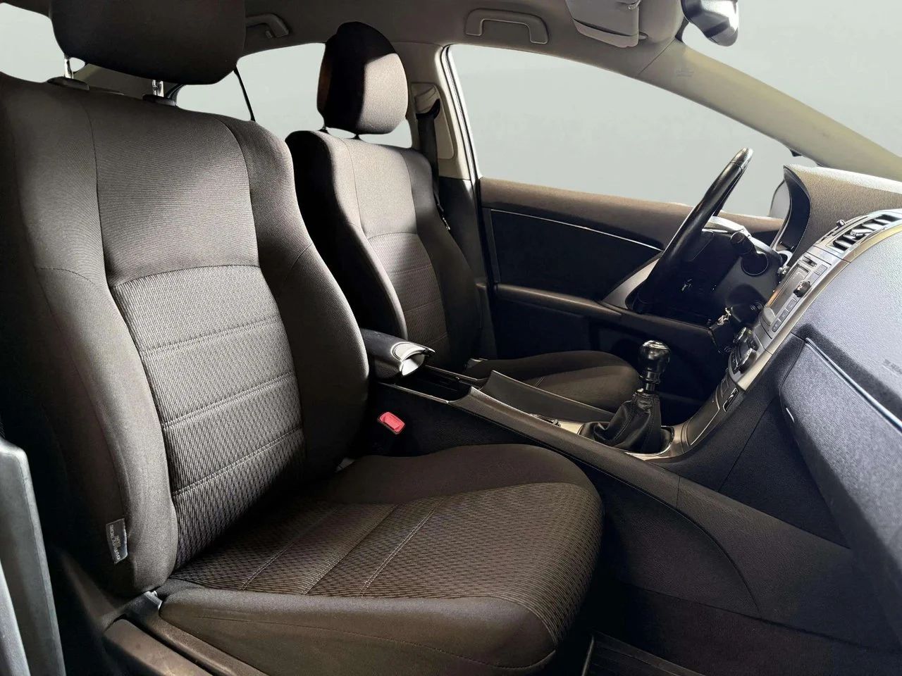 Toyota Avensis Sedan 1.8 Business Kamkedja 147hk – bild 13 av 16