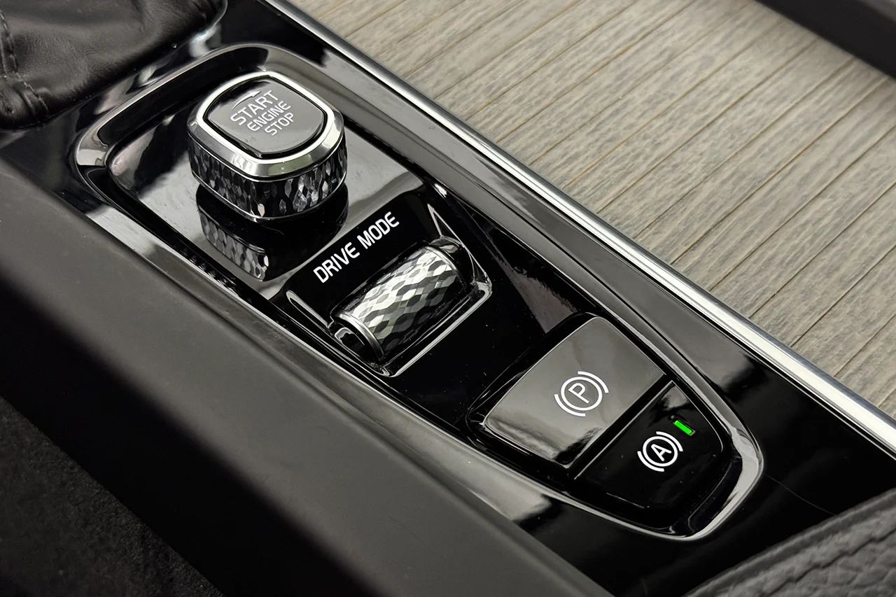 Volvo XC60 T5 AWD Inscription Drag Pano Navi HUD Läder H/K 250hk – bild 31 av 37