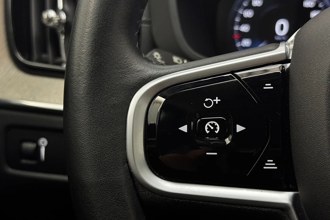 Volvo XC60 T5 AWD Inscription Drag Pano Navi HUD Läder H/K 250hk – bild 22 av 37