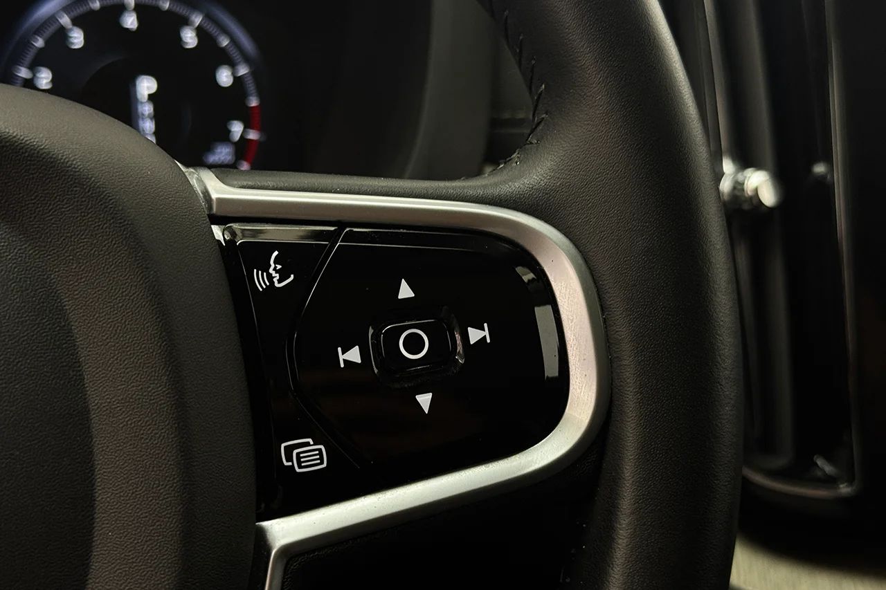Volvo XC60 T5 AWD Inscription Drag Pano Navi HUD Läder H/K 250hk – bild 23 av 37