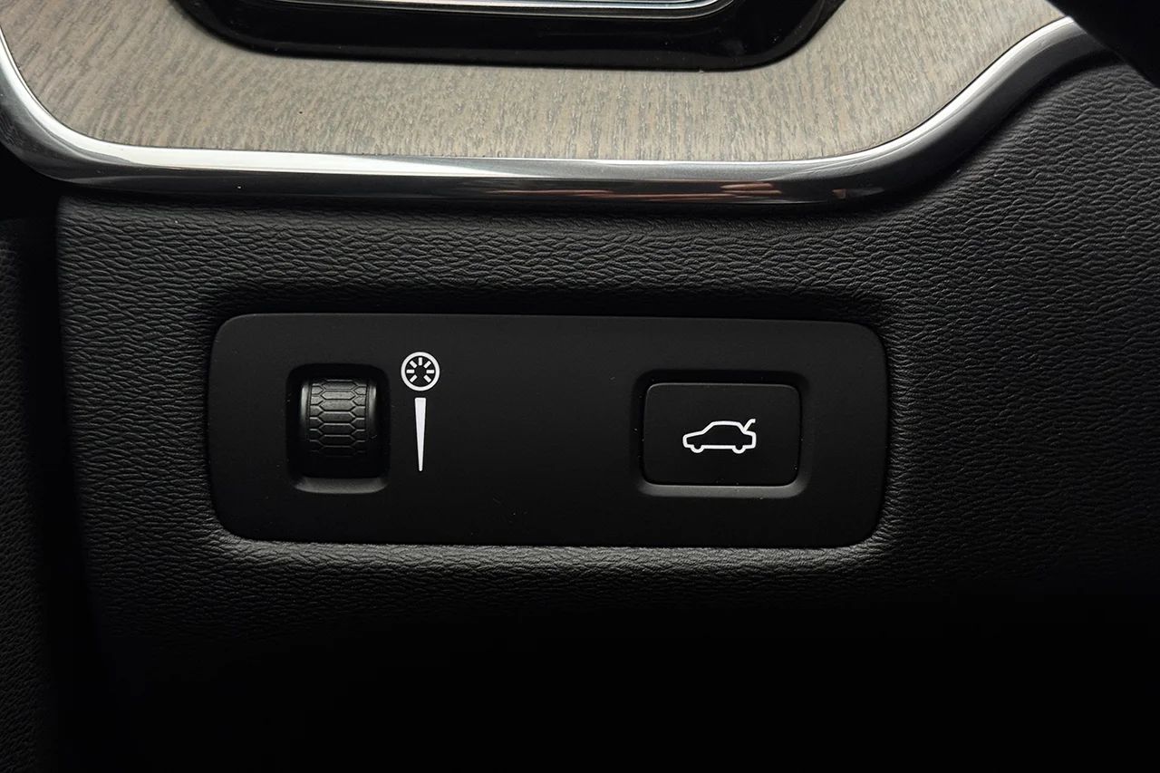 Volvo XC60 T5 AWD Inscription Drag Pano Navi HUD Läder H/K 250hk – bild 34 av 37