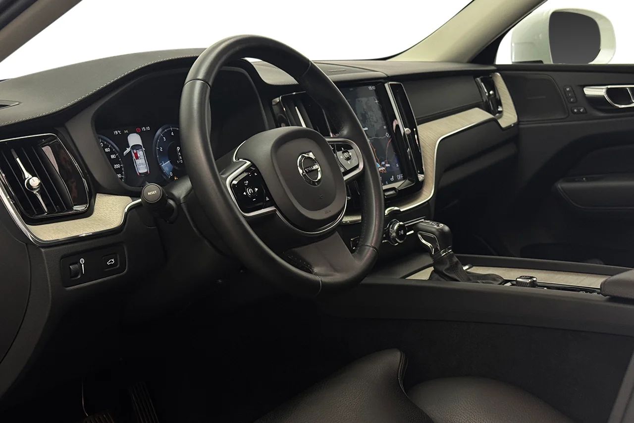 Volvo XC60 T5 AWD Inscription Drag Pano Navi HUD Läder H/K 250hk – bild 14 av 37