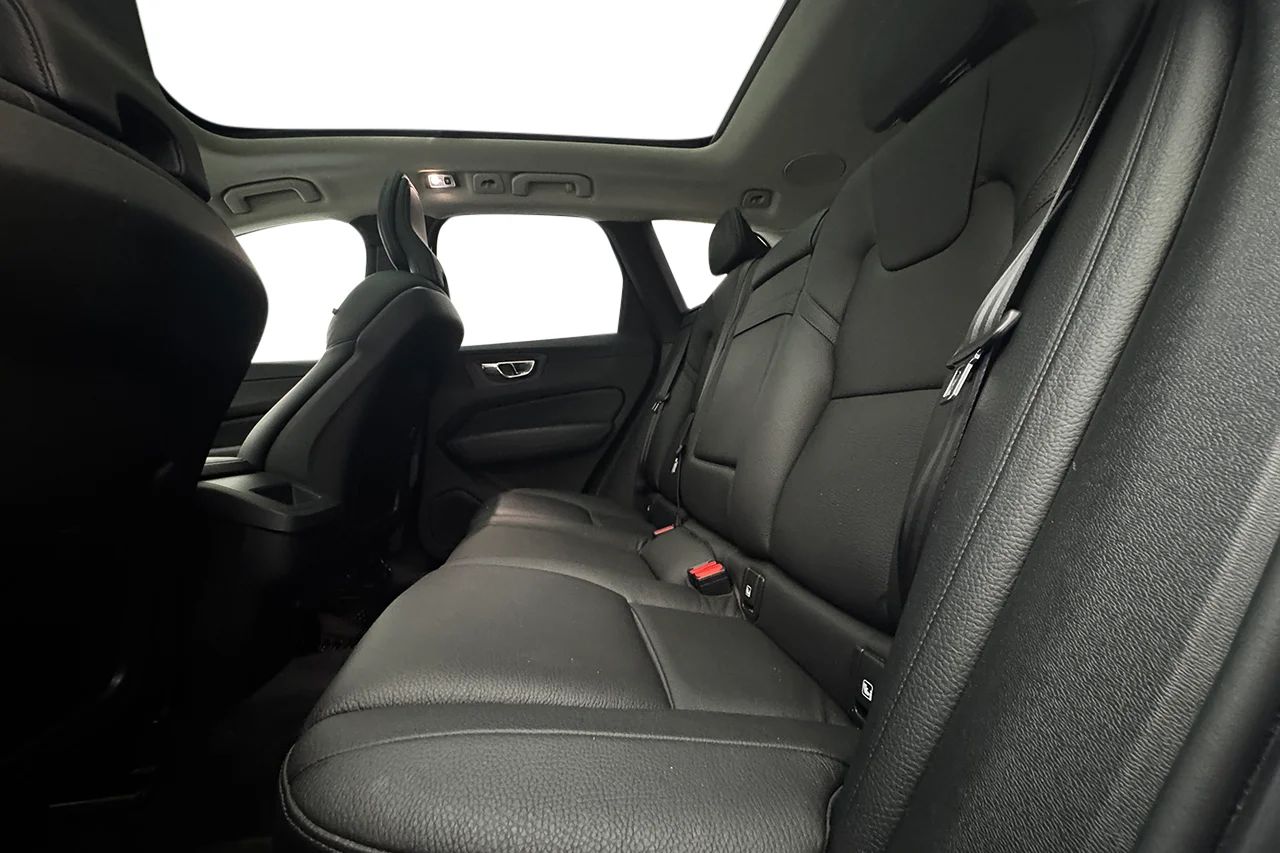 Volvo XC60 T5 AWD Inscription Drag Pano Navi HUD Läder H/K 250hk – bild 17 av 37
