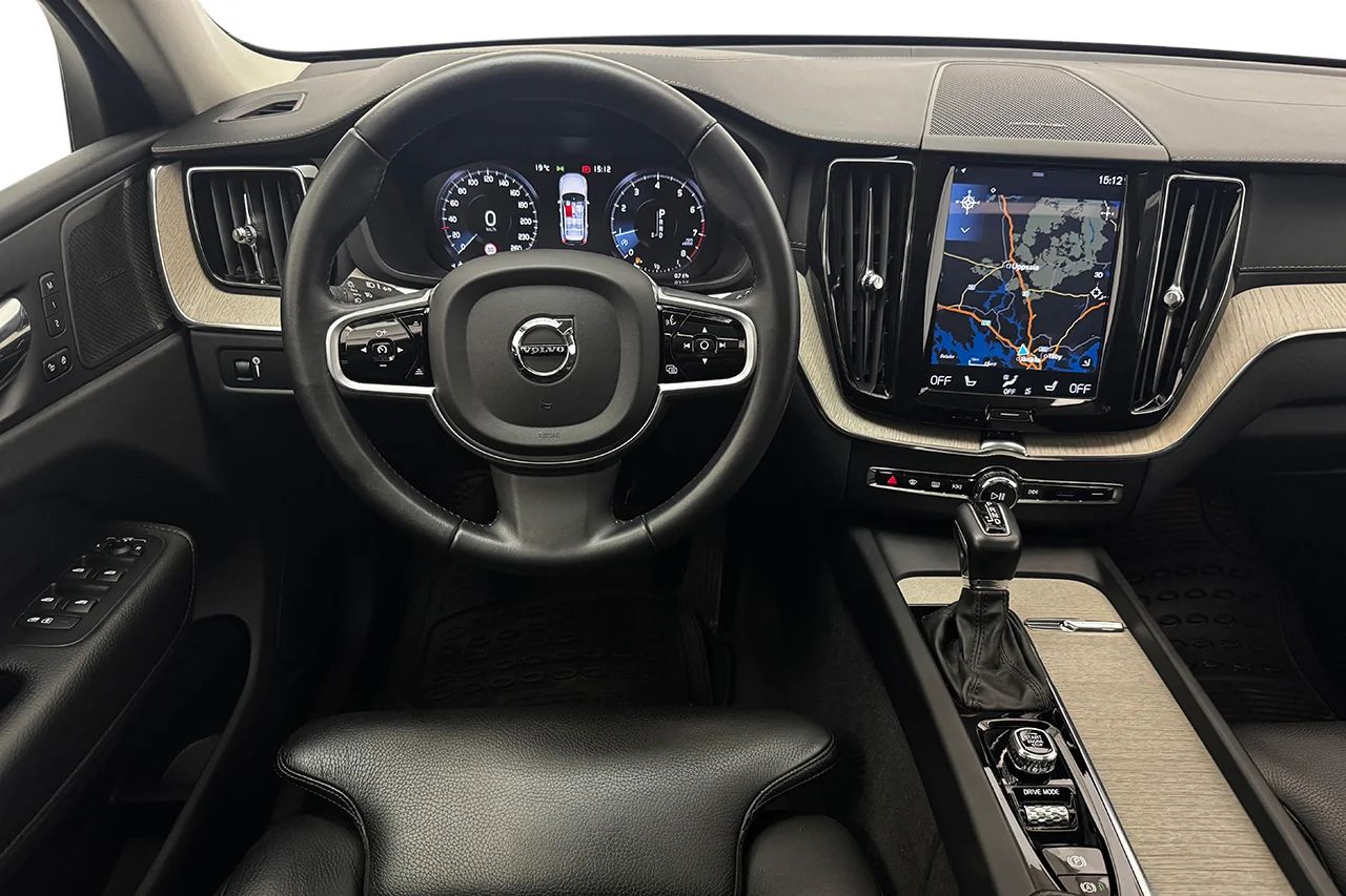 Volvo XC60 T5 AWD Inscription Drag Pano Navi HUD Läder H/K 250hk – bild 21 av 37