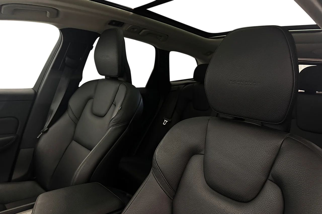 Volvo XC60 T5 AWD Inscription Drag Pano Navi HUD Läder H/K 250hk – bild 13 av 37