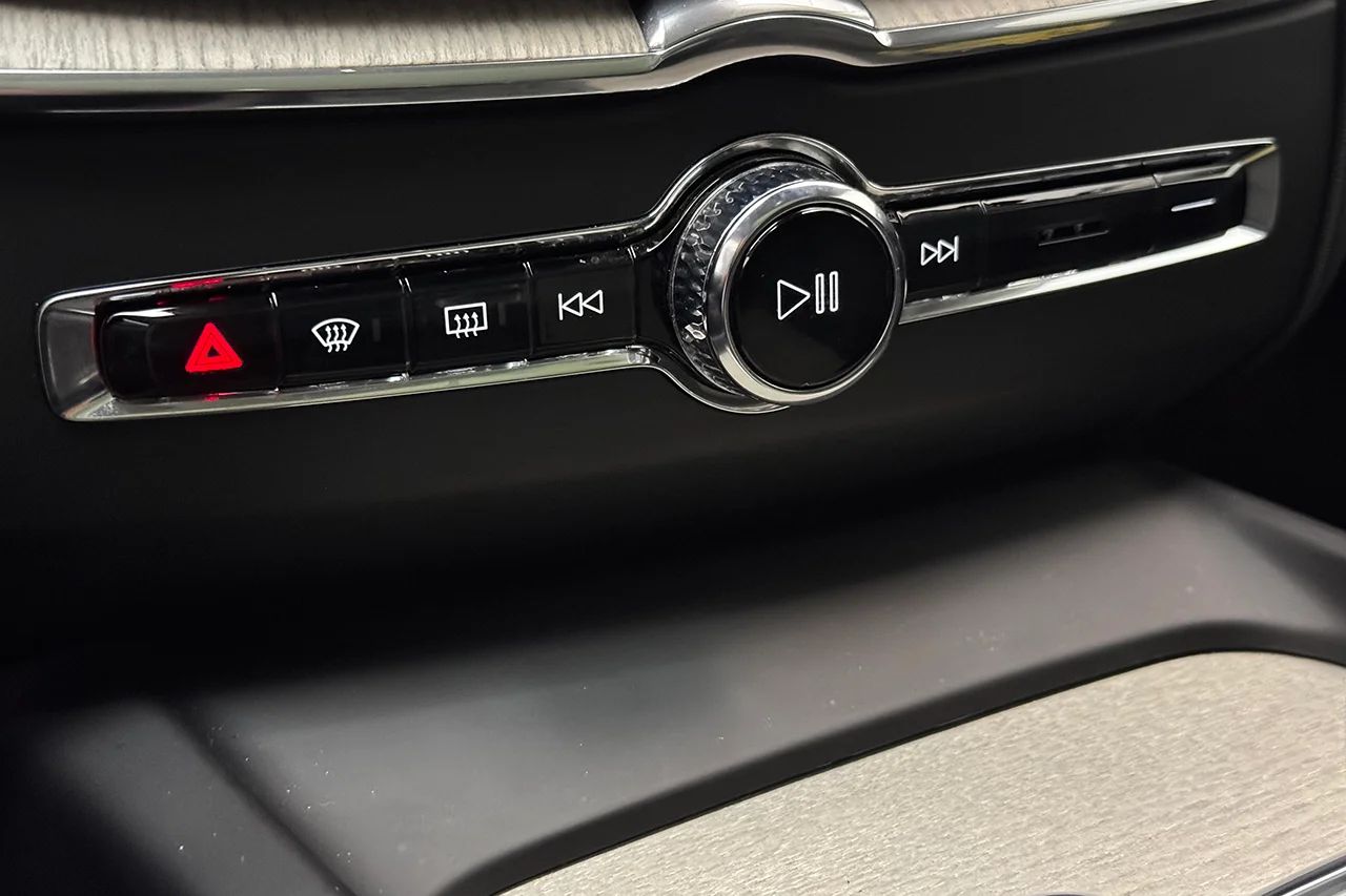 Volvo XC60 T5 AWD Inscription Drag Pano Navi HUD Läder H/K 250hk – bild 29 av 37