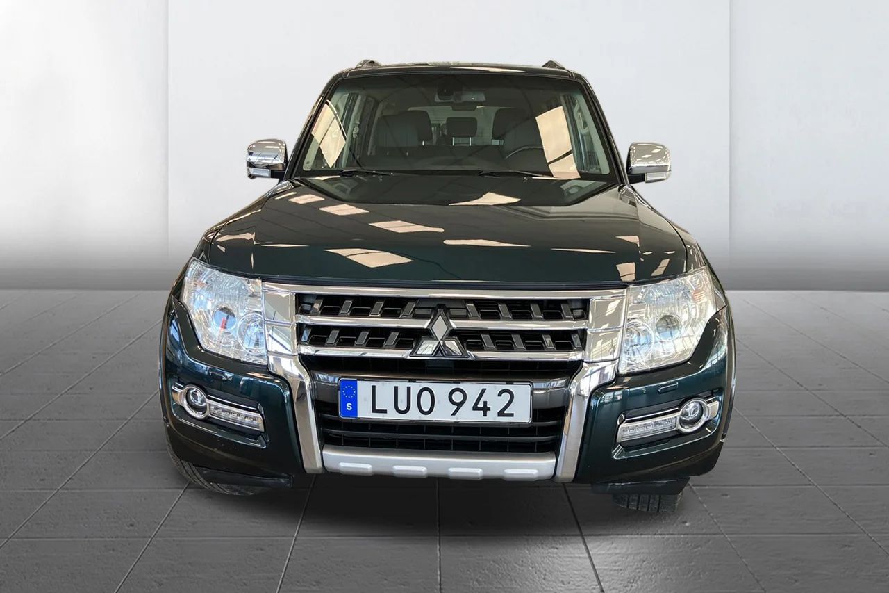 Mitsubishi Pajero 5dörr 3.2 4WD Aut 7sits Läder Pano Kamera PDC 200hk – bild 3 av 17