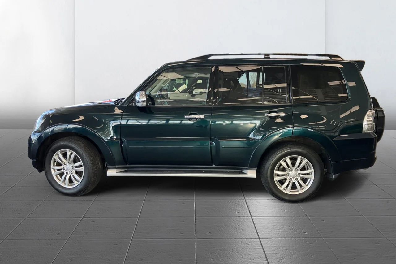 Mitsubishi Pajero 5dörr 3.2 4WD Aut 7sits Läder Pano Kamera PDC 200hk – bild 6 av 17