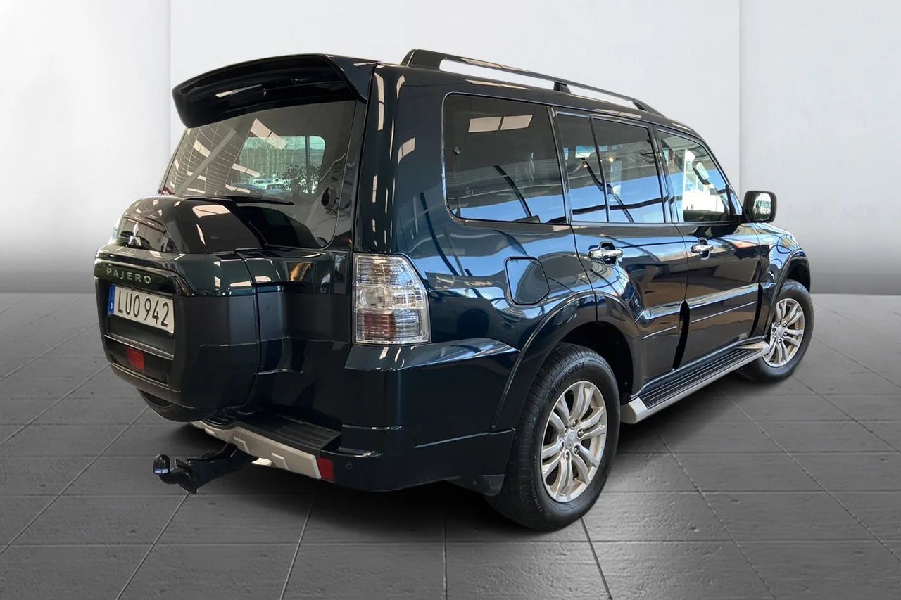 Mitsubishi Pajero 5dörr 3.2 4WD Aut 7sits Läder Pano Kamera PDC 200hk – bild 4 av 17