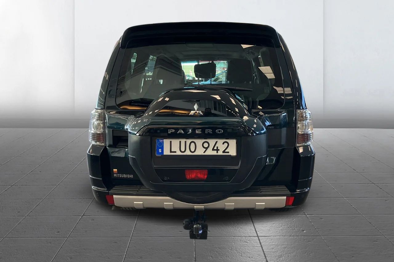Mitsubishi Pajero 5dörr 3.2 4WD Aut 7sits Läder Pano Kamera PDC 200hk – bild 5 av 17