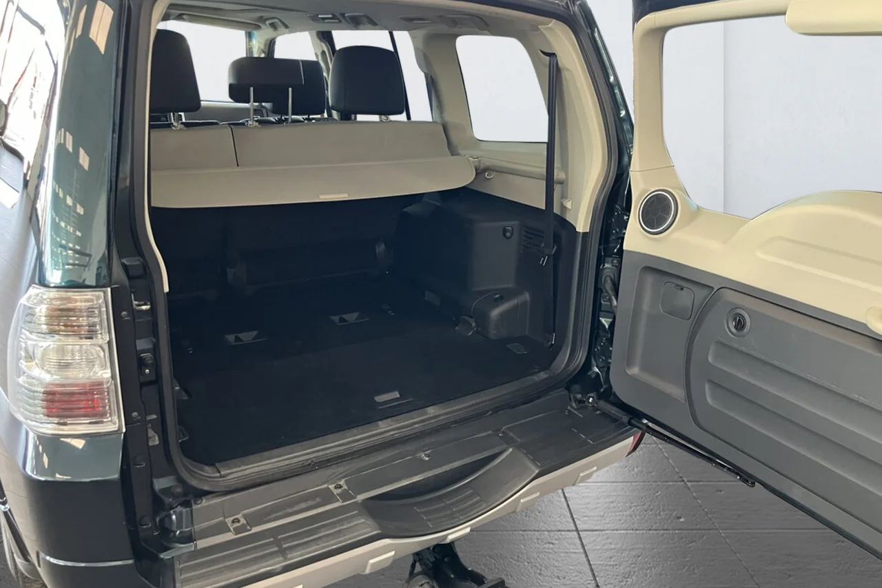 Mitsubishi Pajero 5dörr 3.2 4WD Aut 7sits Läder Pano Kamera PDC 200hk – bild 11 av 17