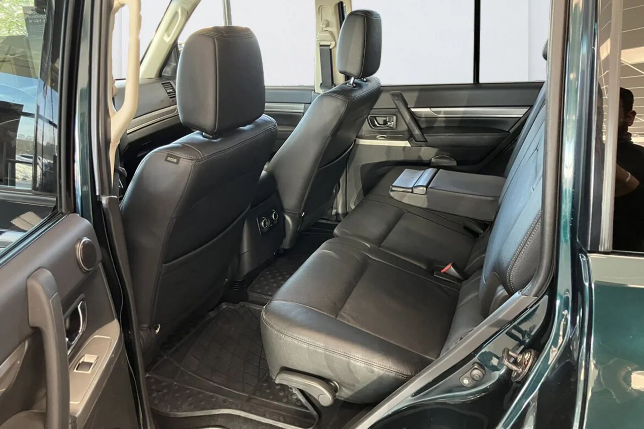 Mitsubishi Pajero 5dörr 3.2 4WD Aut 7sits Läder Pano Kamera PDC 200hk – bild 9 av 17