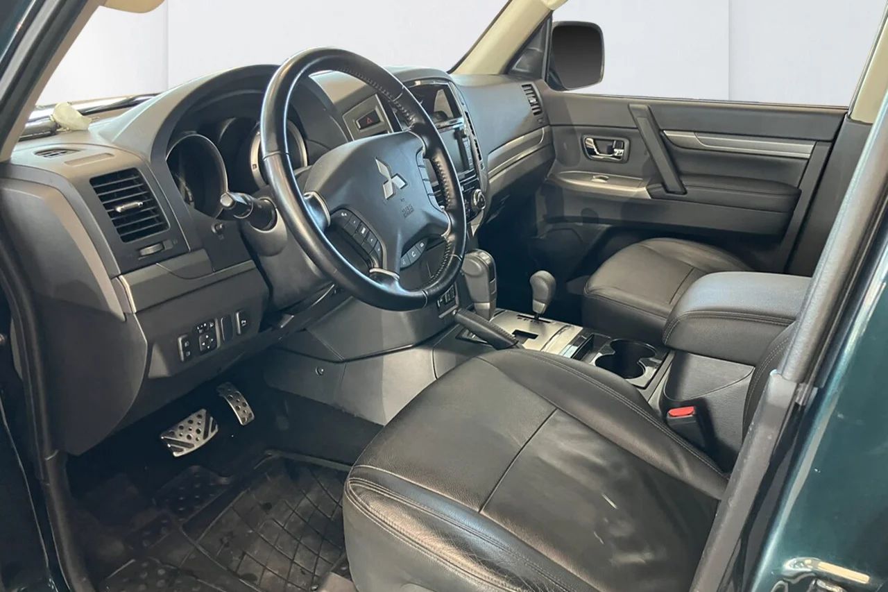 Mitsubishi Pajero 5dörr 3.2 4WD Aut 7sits Läder Pano Kamera PDC 200hk – bild 7 av 17