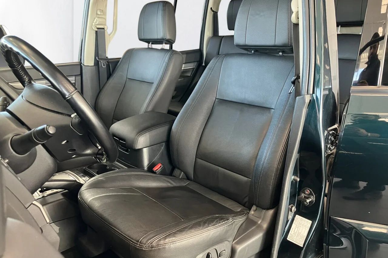 Mitsubishi Pajero 5dörr 3.2 4WD Aut 7sits Läder Pano Kamera PDC 200hk – bild 8 av 17