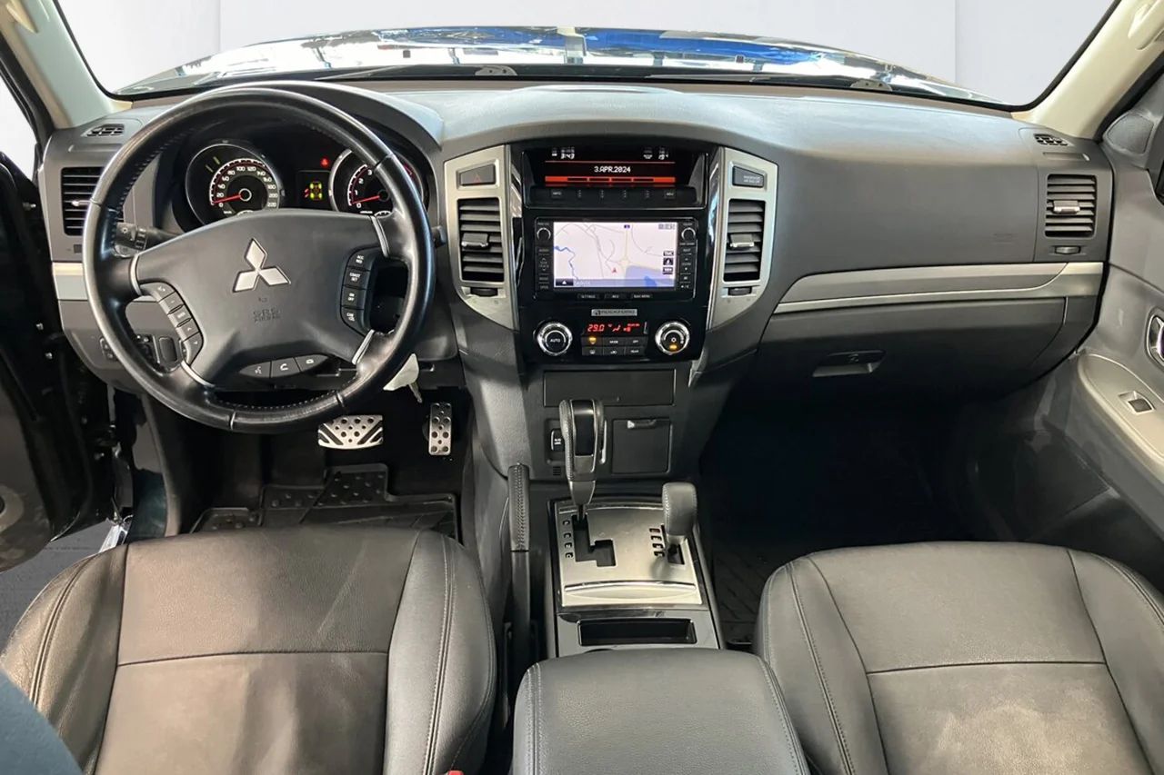 Mitsubishi Pajero 5dörr 3.2 4WD Aut 7sits Läder Pano Kamera PDC 200hk – bild 14 av 17