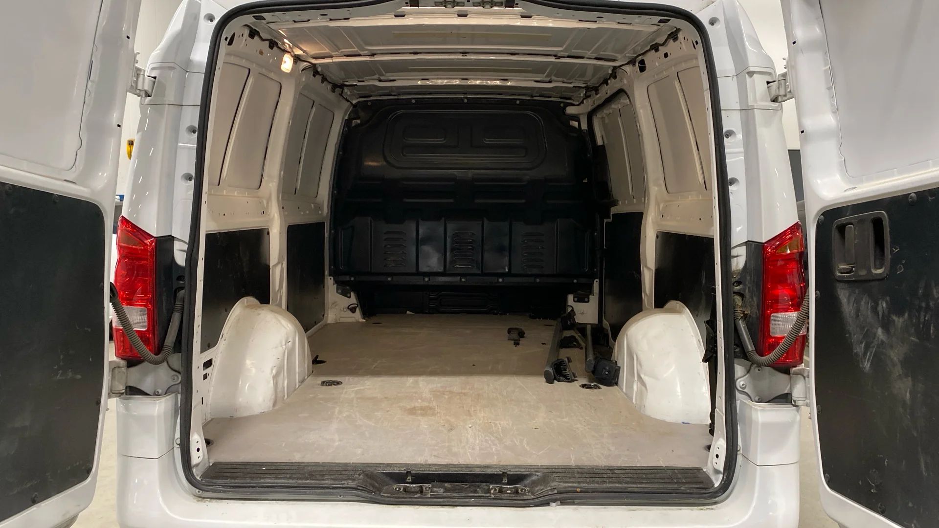 Mercedes-Benz Vito 116 CDI 3.0t L2 Aut 3sits Drag Kamera Värmare 163hk – bild 7 av 10