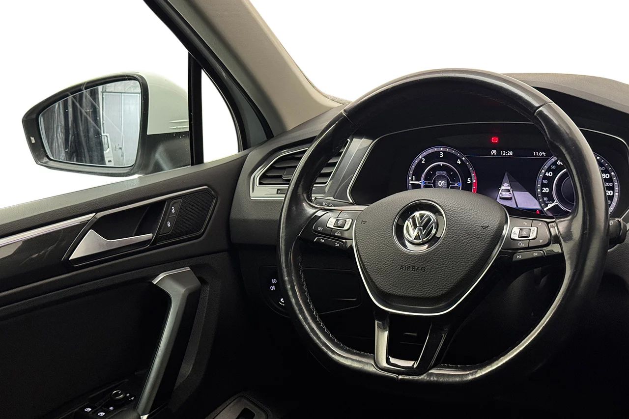 Volkswagen Tiguan 2.0 TDI 4M GT Executive Pano Drag Värmare Cockpit Kamera – bild 17 av 37