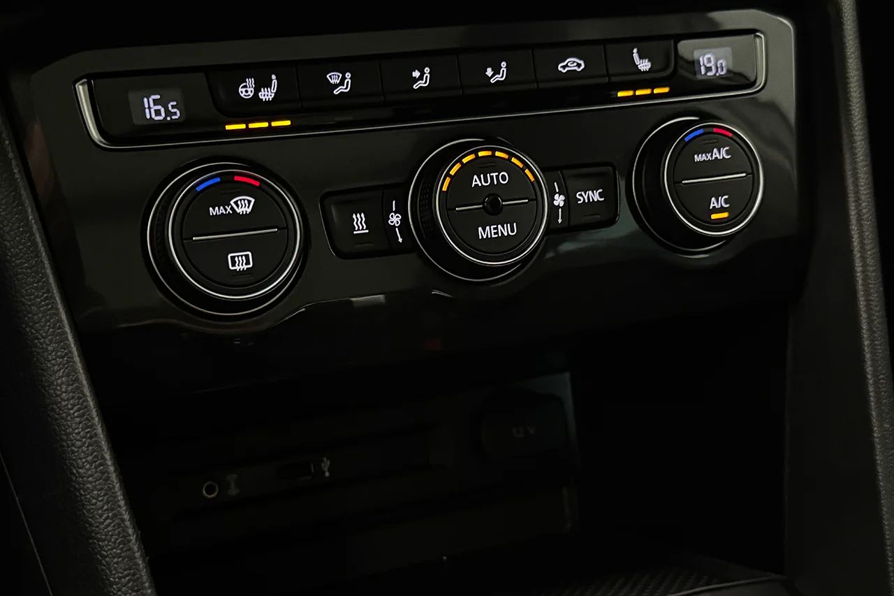 Volkswagen Tiguan 2.0 TDI 4M GT Executive Pano Drag Värmare Cockpit Kamera – bild 25 av 37