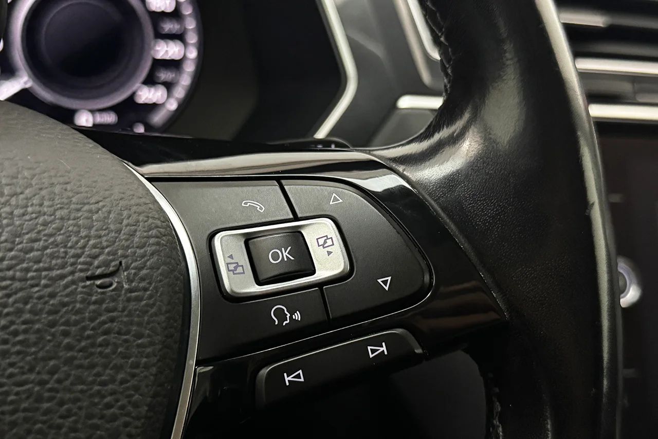 Volkswagen Tiguan 2.0 TDI 4M GT Executive Pano Drag Värmare Cockpit Kamera – bild 19 av 37