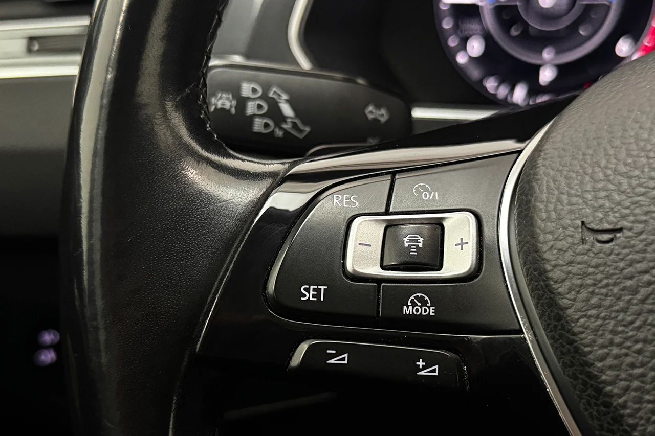 Volkswagen Tiguan 2.0 TDI 4M GT Executive Pano Drag Värmare Cockpit Kamera – bild 18 av 37