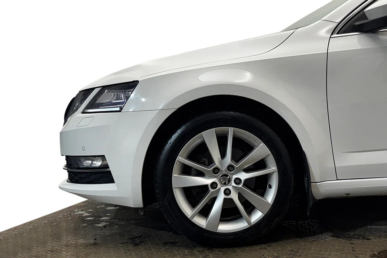 Skoda Octavia Kombi G-TEC 1.5 TSI CNG Drag Navi Kamera Värmare Delläder – bild 10 av 37