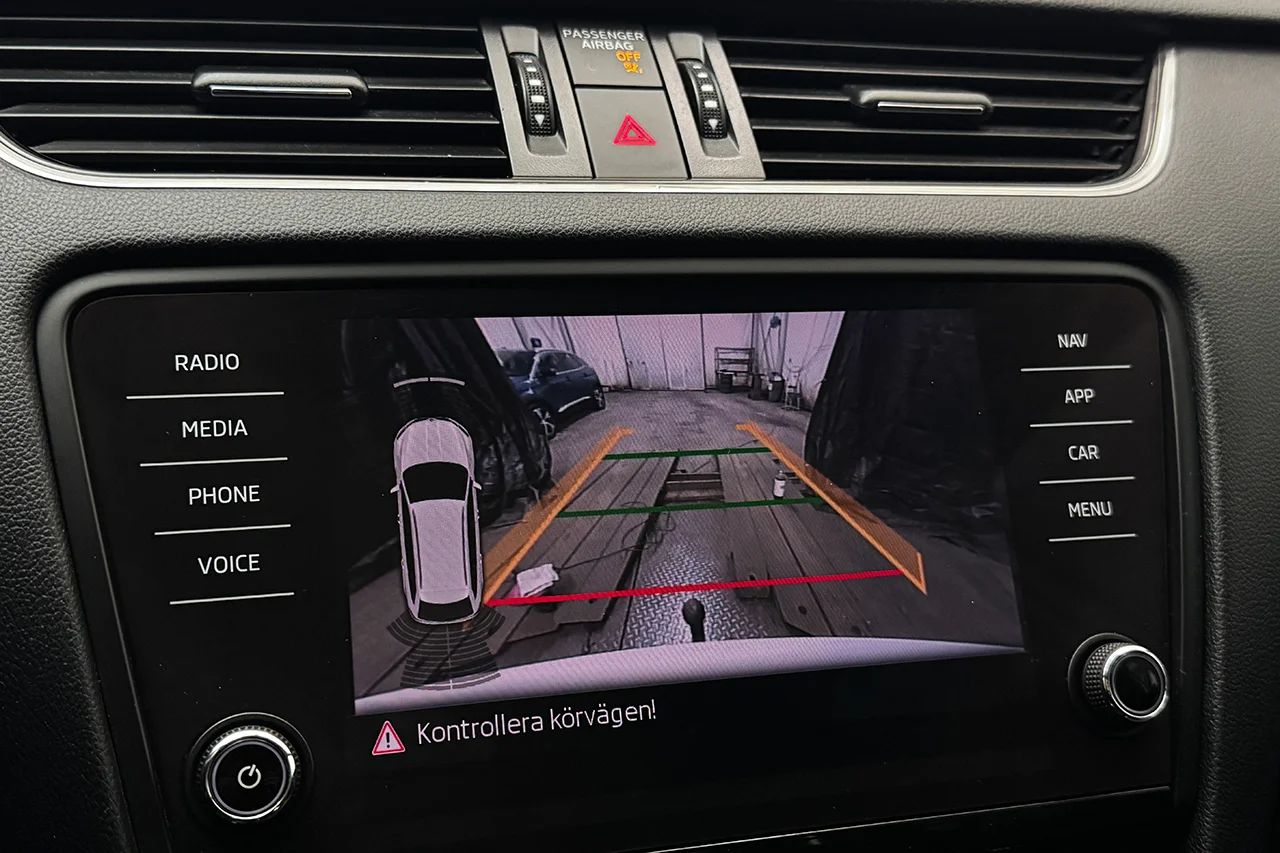 Skoda Octavia Kombi G-TEC 1.5 TSI CNG Drag Navi Kamera Värmare Delläder – bild 21 av 37