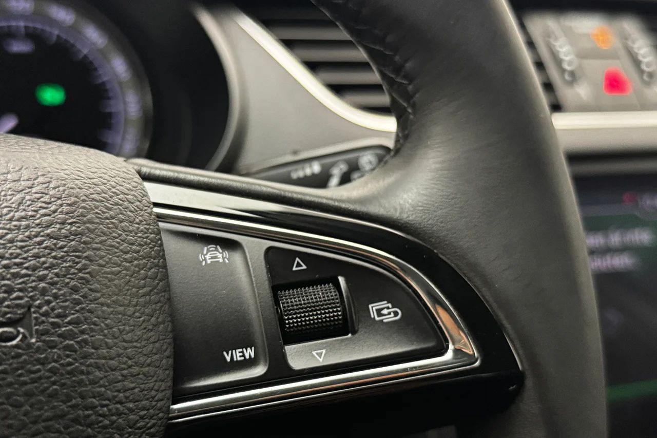 Skoda Octavia Kombi G-TEC 1.5 TSI CNG Drag Navi Kamera Värmare Delläder – bild 18 av 37