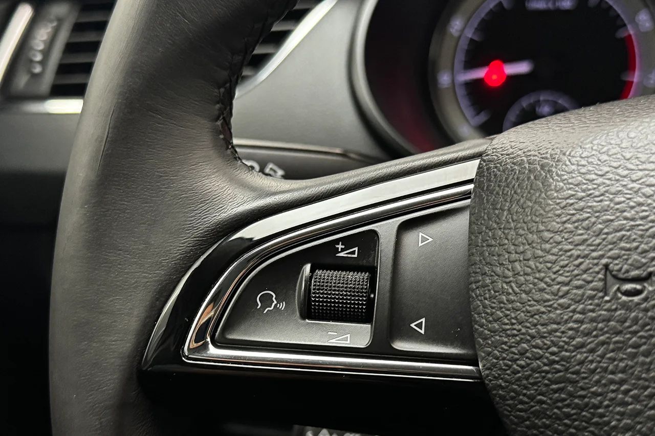 Skoda Octavia Kombi G-TEC 1.5 TSI CNG Drag Navi Kamera Värmare Delläder – bild 17 av 37