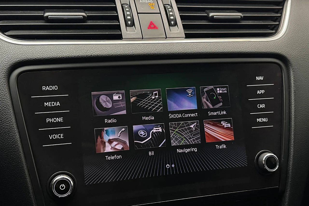 Skoda Octavia Kombi G-TEC 1.5 TSI CNG Drag Navi Kamera Värmare Delläder – bild 22 av 37