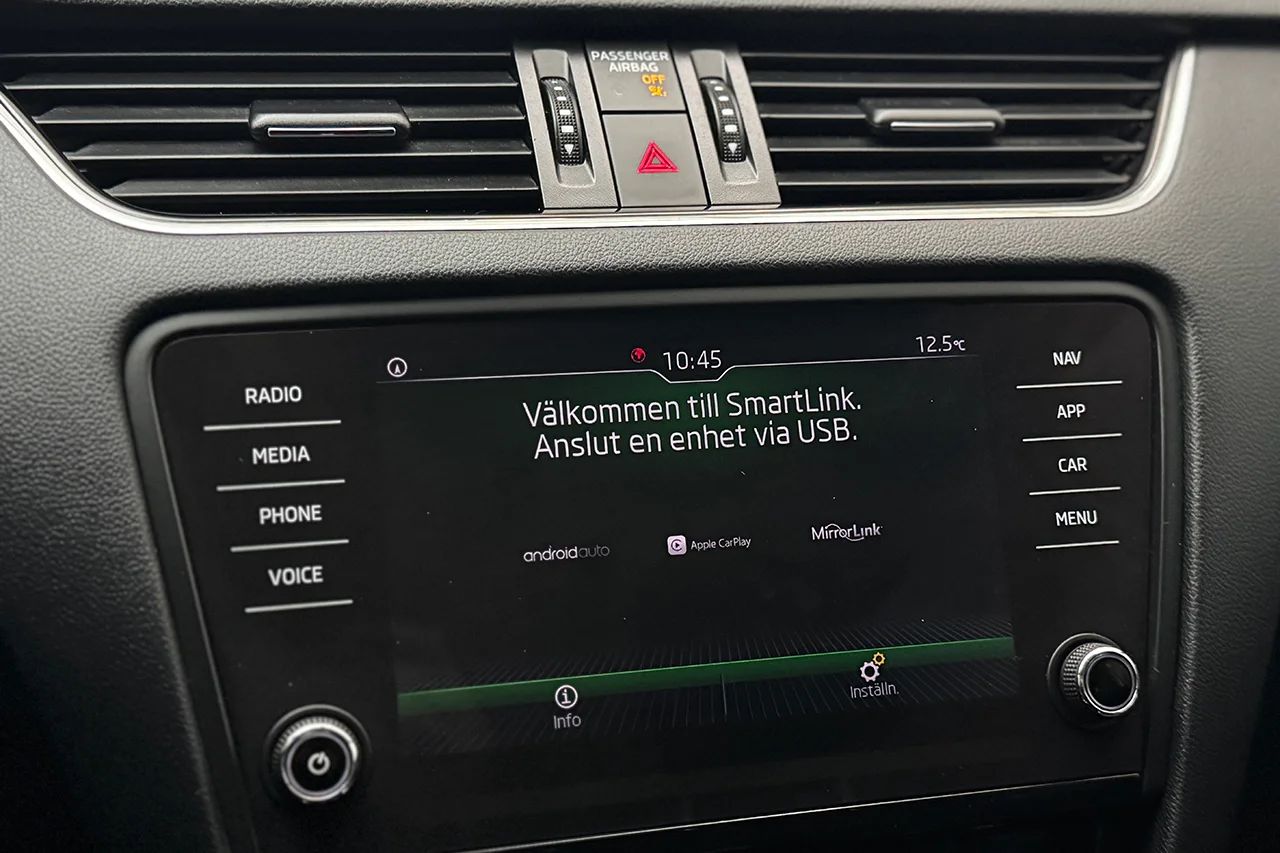 Skoda Octavia Kombi G-TEC 1.5 TSI CNG Drag Navi Kamera Värmare Delläder – bild 24 av 37
