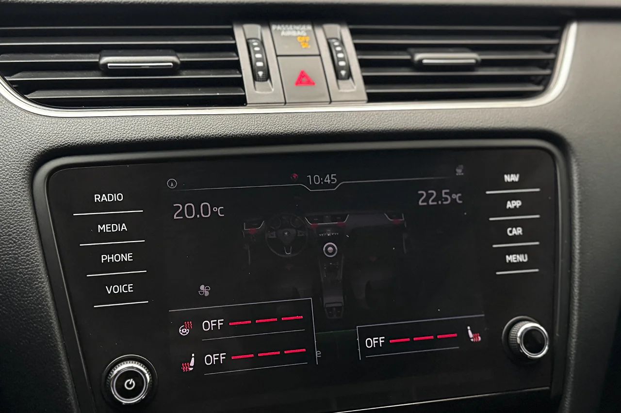 Skoda Octavia Kombi G-TEC 1.5 TSI CNG Drag Navi Kamera Värmare Delläder – bild 26 av 37