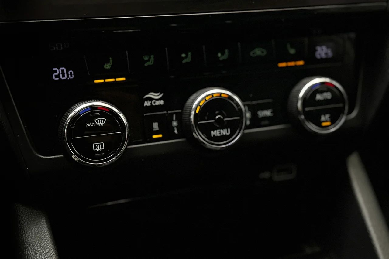 Skoda Octavia Kombi G-TEC 1.5 TSI CNG Drag Navi Kamera Värmare Delläder – bild 30 av 37