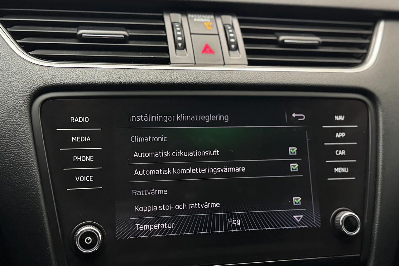 Skoda Octavia Kombi G-TEC 1.5 TSI CNG Drag Navi Kamera Värmare Delläder – bild 29 av 37