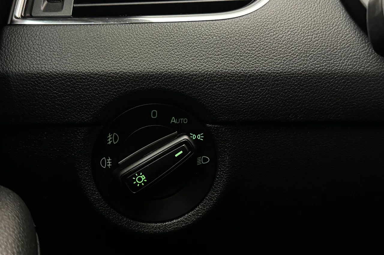 Skoda Octavia Kombi G-TEC 1.5 TSI CNG Drag Navi Kamera Värmare Delläder – bild 35 av 37