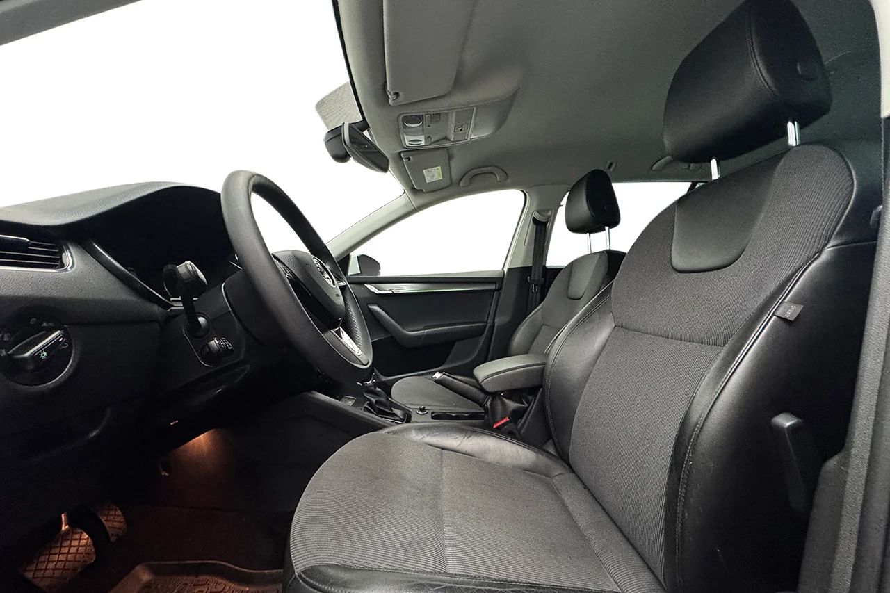 Skoda Octavia Kombi G-TEC 1.5 TSI CNG Drag Navi Kamera Värmare Delläder – bild 11 av 37