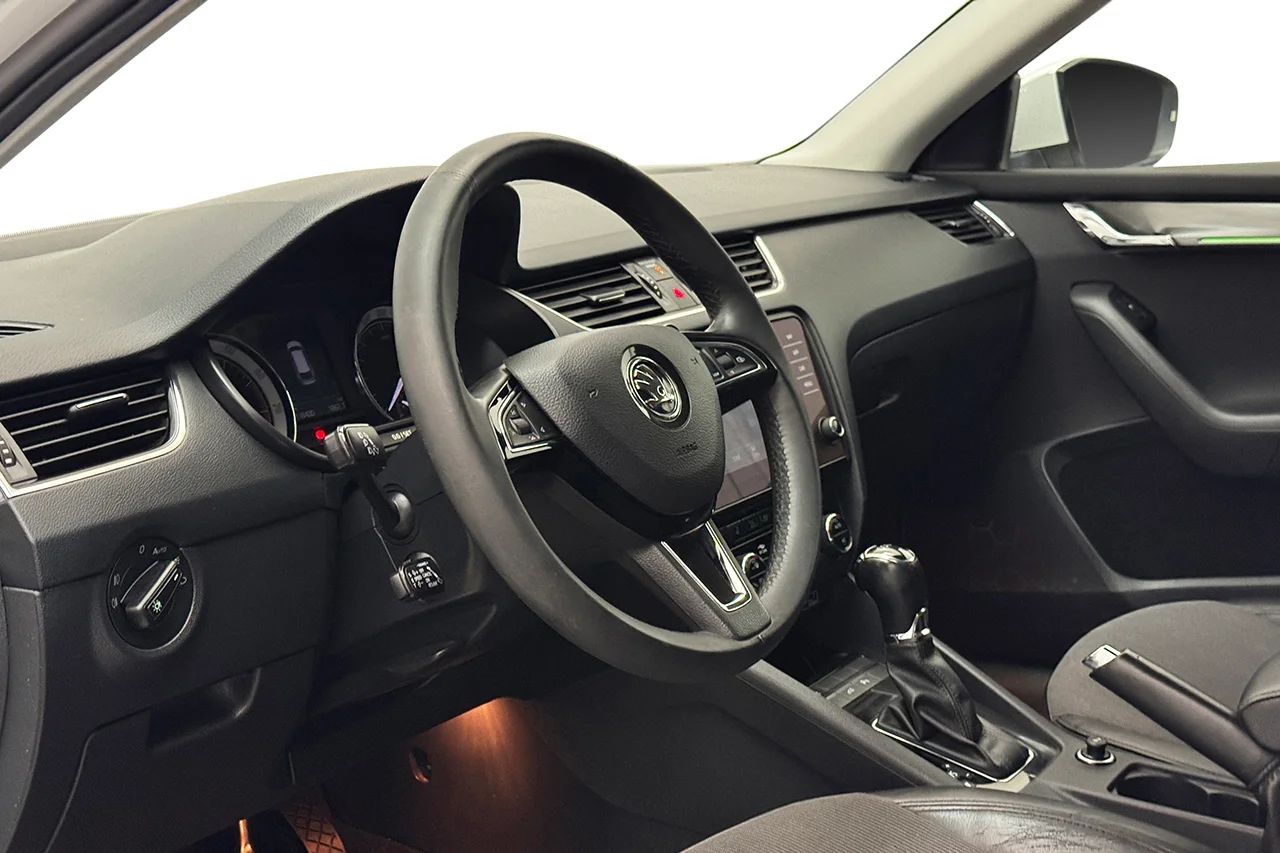 Skoda Octavia Kombi G-TEC 1.5 TSI CNG Drag Navi Kamera Värmare Delläder – bild 12 av 37