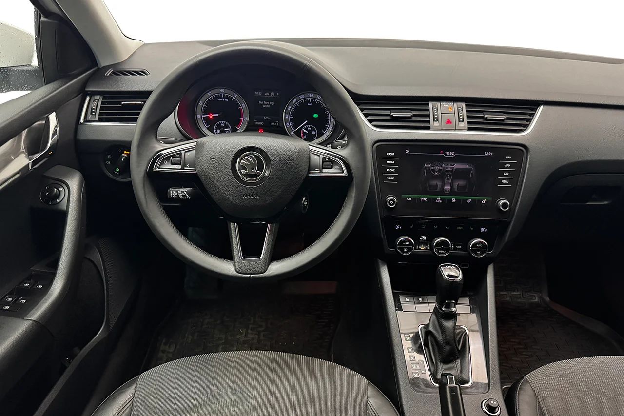 Skoda Octavia Kombi G-TEC 1.5 TSI CNG Drag Navi Kamera Värmare Delläder – bild 16 av 37