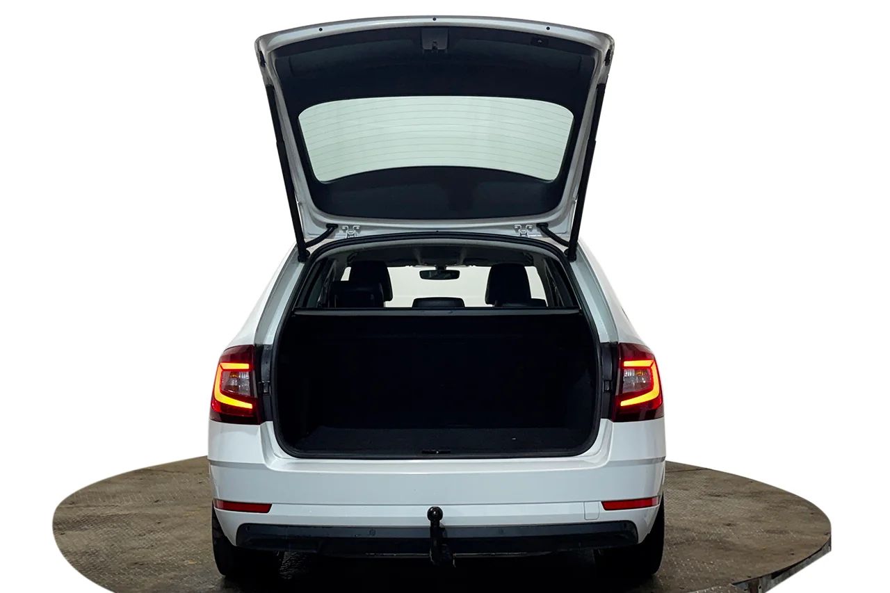 Skoda Octavia Kombi G-TEC 1.5 TSI CNG Drag Navi Kamera Värmare Delläder – bild 7 av 37