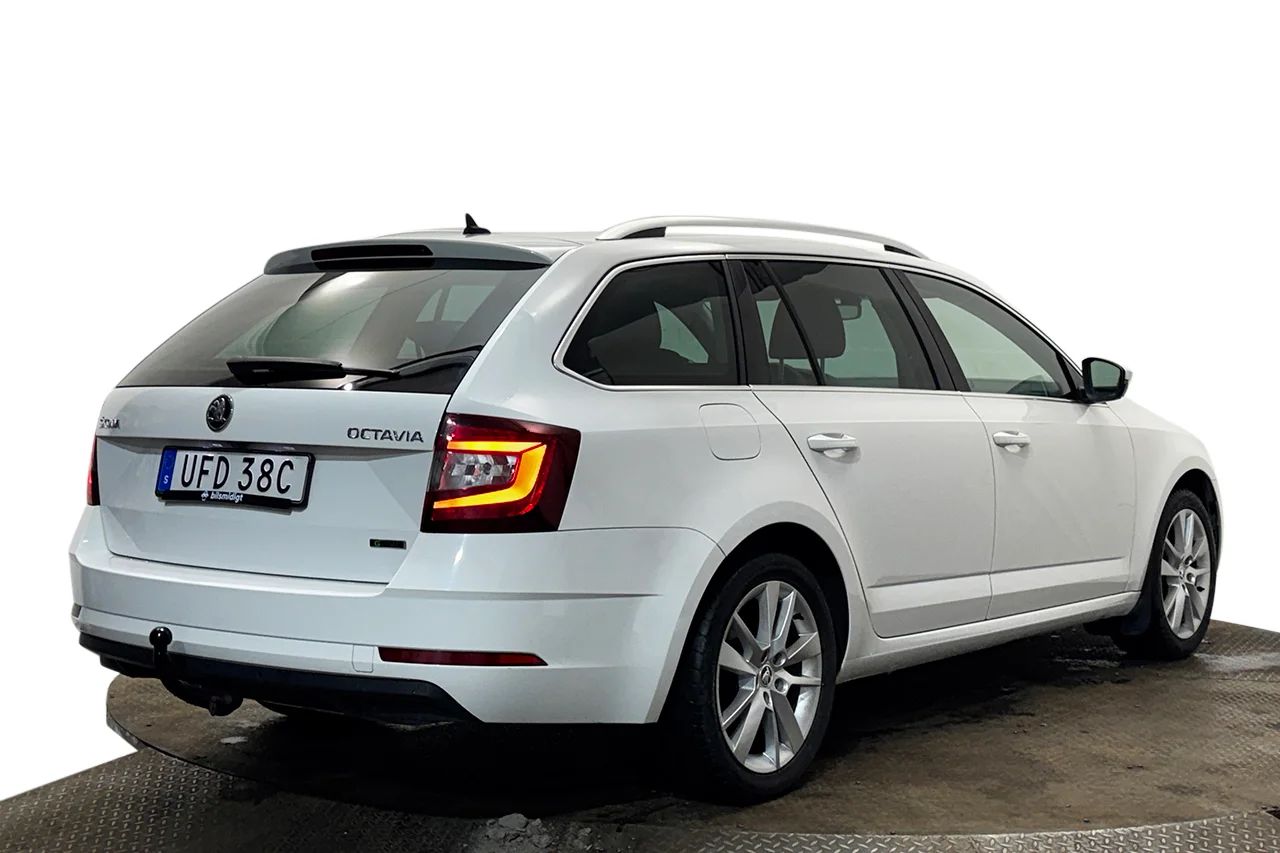 Skoda Octavia Kombi G-TEC 1.5 TSI CNG Drag Navi Kamera Värmare Delläder – bild 5 av 37