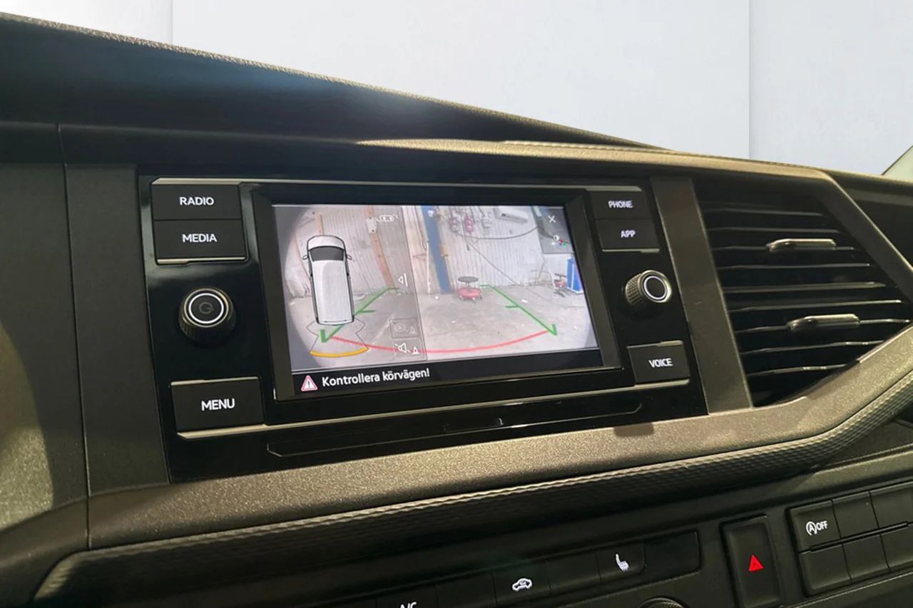 Volkswagen Transporter 2.0 TDI 110hk Drag Värmare Kamera CarPlay MOMS – bild 10 av 11