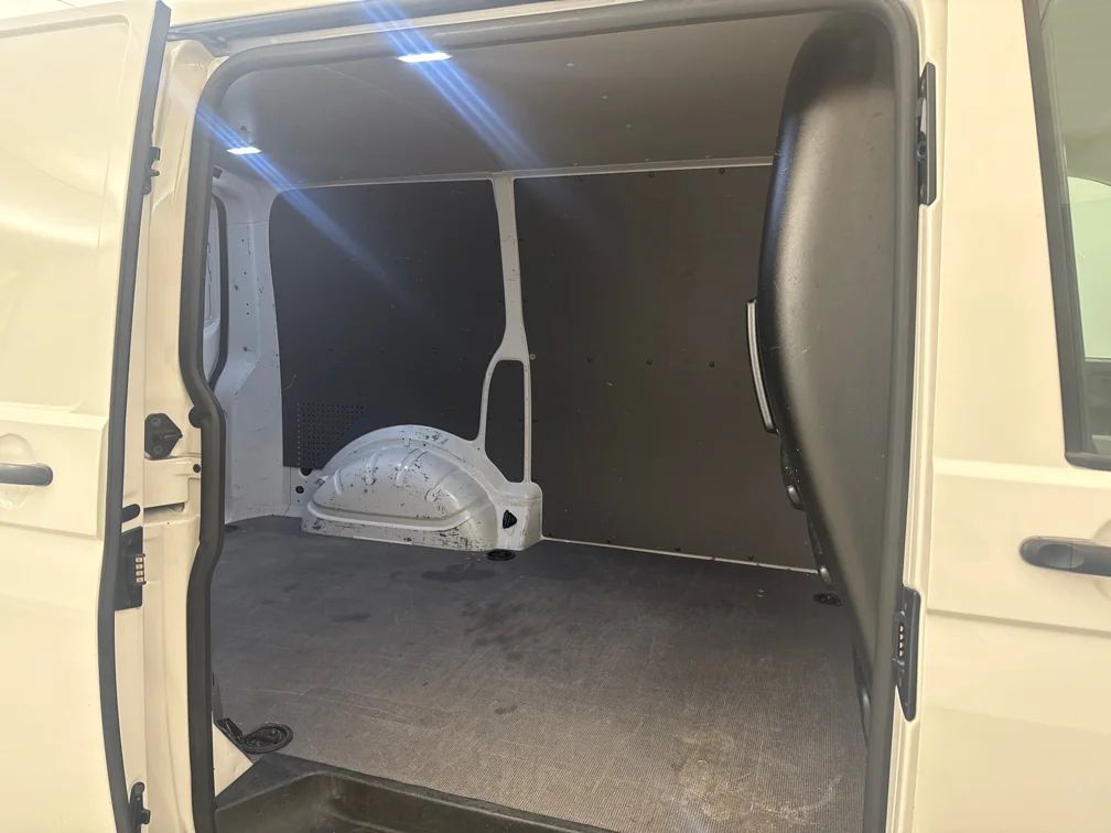 Volkswagen Transporter 2.0 TDI 110hk Drag Värmare Kamera CarPlay MOMS – bild 6 av 11