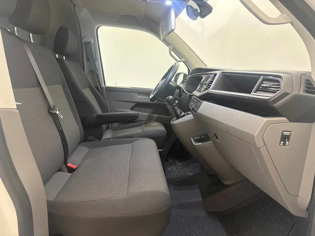 Volkswagen Transporter 2.0 TDI 110hk Drag Värmare Kamera CarPlay MOMS – bild 9 av 11