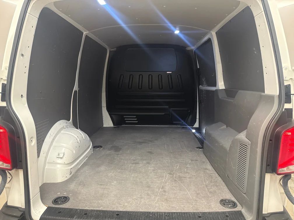 Volkswagen Transporter 2.0 TDI 110hk Drag Värmare Kamera CarPlay MOMS – bild 7 av 11
