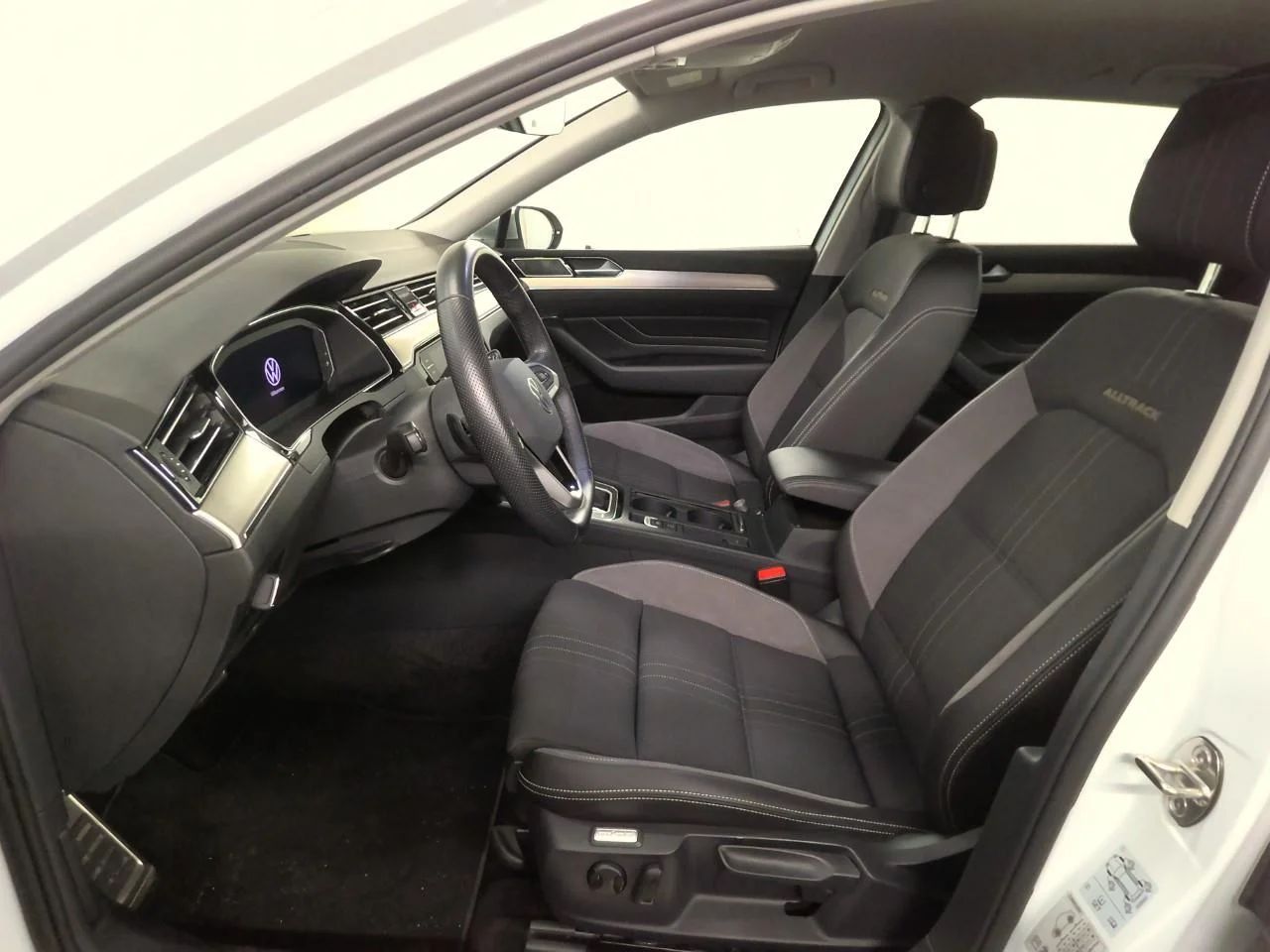 Volkswagen Passat Alltrack 2.0 TDI 200hk 4M Drag Värmare ACC Navi MOMS – bild 6 av 8