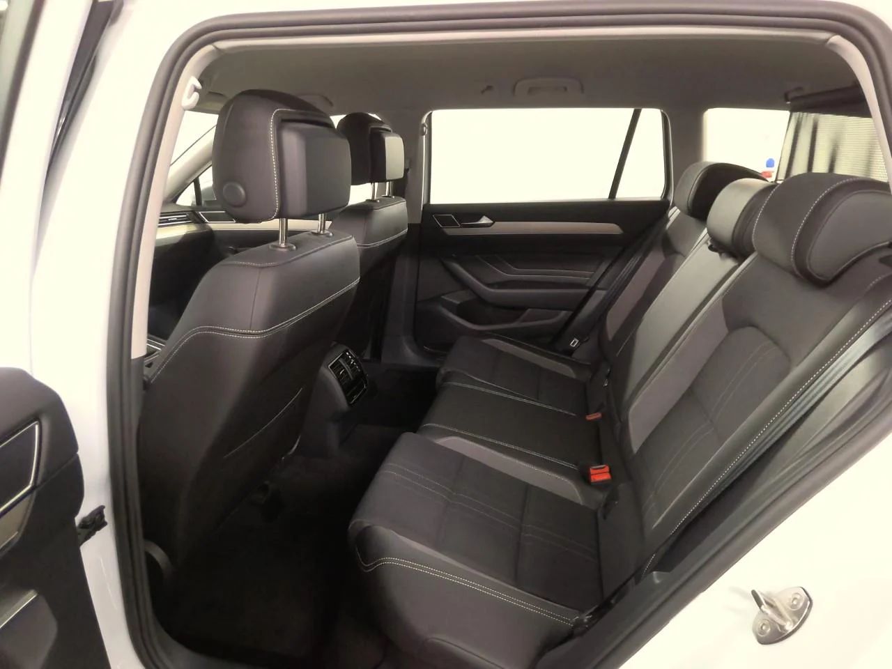 Volkswagen Passat Alltrack 2.0 TDI 200hk 4M Drag Värmare ACC Navi MOMS – bild 8 av 8