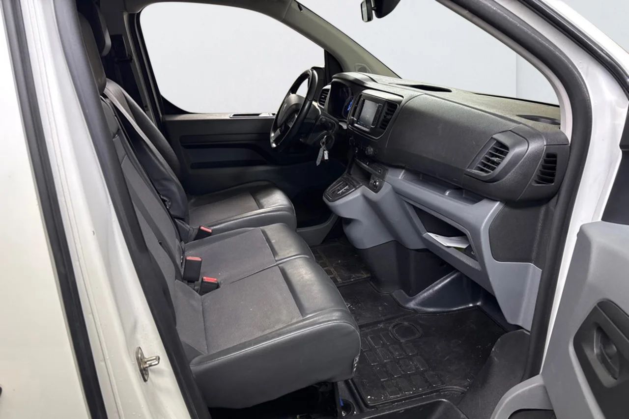 Peugeot e-Expert 75 kWh L2 136hk Drag 360-kamera BLIS MOMS – bild 9 av 11